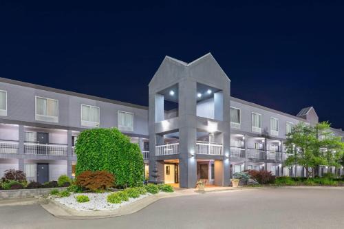 Howard Johnson | Romulus