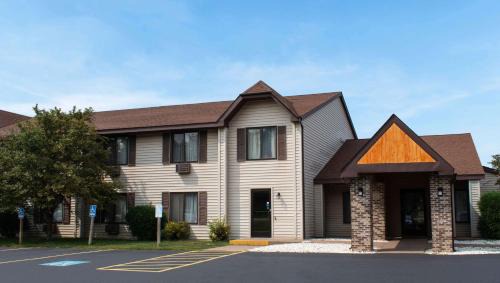 Magnuson Hotel Country Inn | Ishpeming