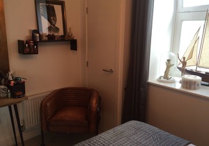 1 BD Split Level Old Pub Conversion Tower Bridge