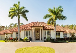 1 bed / shared bath Suite in Luxurious Mansion in Naples, FL - Fully furnished with amenities.