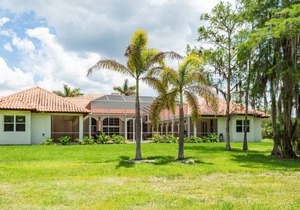1 bed / shared bath Suite in Luxurious Mansion in Naples, FL - Fully furnished with amenities.