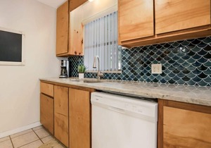 1 Block to Beach & A Street Apt with Patio/Parking