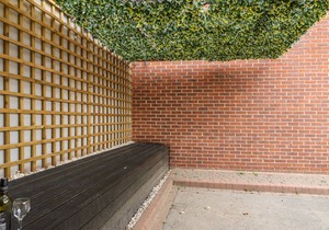 1 ST. JOHNS NORTH APARTMENTS, romantic, with a garden in Wakefield