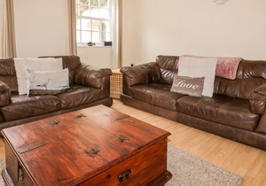 1 THE SALTINGS, pet friendly, character holiday cottage in Mevagissey