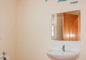 1 THE SALTINGS, pet friendly, character holiday cottage in Mevagissey