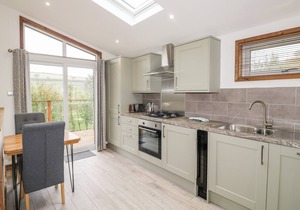 1 VALLEY VIEW, pet friendly, luxury holiday cottage in Lanreath