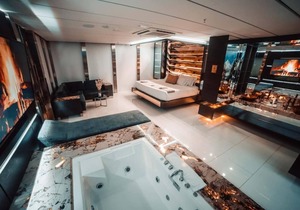 10 bedroom Luxurious Sultan's Apartment ,lleras park. Bachelor Party friendly