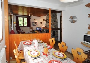 100m from ski slopes, 1st floor, fireplace or stove, parking, tv, 60m², Les Menuires