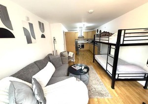 15 min walk to Tower Bridge