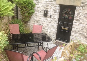 1A MARKET SQUARE, pet friendly, with a garden in Tideswell