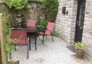 1A MARKET SQUARE, pet friendly, with a garden in Tideswell