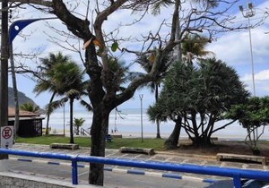 1E - Pe na Areia da Praia do Tombo, 3 Quartos, Ar Cond, 2 WC, 1 vaga e Roupas de Cama