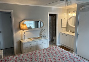 1st FLOOR CONDO, SLEEPS 2. PRIVATE WIFI. 50" SMART TV