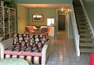 2 bdr, 2.5 bath, Townhouse Style Condo, Common Pool & Jacuzzi