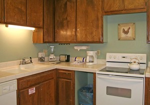 2 bdr, 2.5 bath, Townhouse Style Condo, Common Pool & Jacuzzi