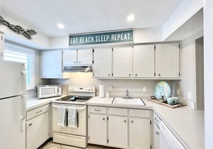 2 Bed, 2 Bath Condo with Pool in The Moorings 🌴 Less than a mile to the Gulf 🌊