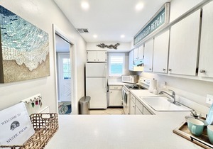 2 Bed, 2 Bath Condo with Pool in The Moorings 🌴 Less than a mile to the Gulf 🌊