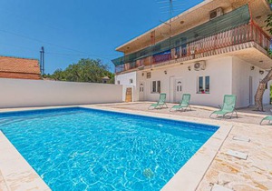 2 bedroom accommodation in Danilo