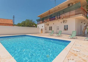 2 bedroom accommodation in Danilo