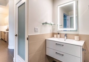 2 Bedroom Condo with Pool and Downtown LA View