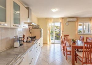 2 Bedroom Lovely Apartment In Ploce