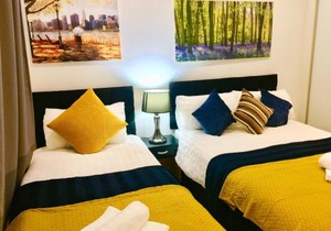 2 Bedrooms Modern Apartment, Lounge, Full Kitchen, Balcony, 5 minutes Stratford Station