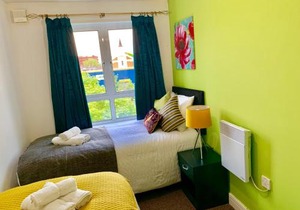 2 Bedrooms Modern Apartment, Lounge, Full Kitchen, Balcony, 5 minutes Stratford Station