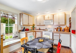 2 BR 2 BA Historic Cottage with free wifi, deck and dogs ok!