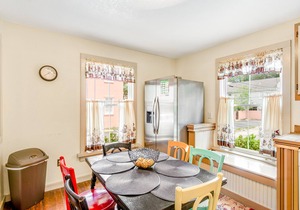 2 BR 2 BA Historic Cottage with free wifi, deck and dogs ok!