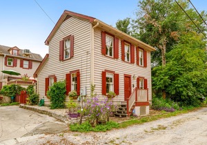 2 BR 2 BA Historic Cottage with free wifi, deck and dogs ok!