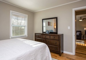 2 BR Trendy Apt Walking Distance to Hospital