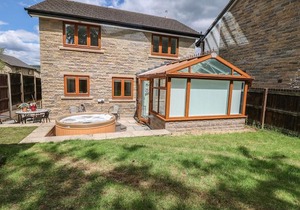 2 Carr Farm Close, Glossop