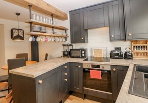 2 MARKET SQUARE, character holiday cottage in Tideswell