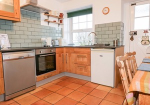 2 MENEFREDA COTTAGES, family friendly, with hot tub in Rock