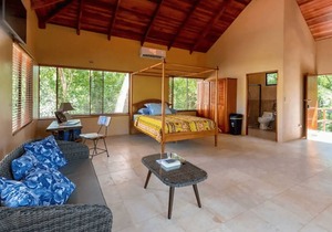 2 minute walk to beach at National Park and restaurants. Perfect for couples and solo travelers.