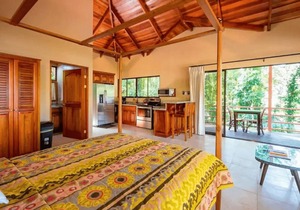 2 minute walk to beach at National Park and restaurants. Perfect for couples and solo travelers.