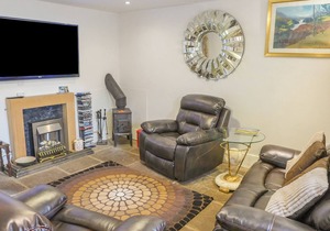 2 PRIMITIVE MEWS, pet friendly, with open fire in Chelmorton