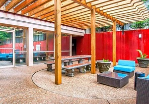 2-Star Hotel ∙ Clarion Inn & Suites University Center