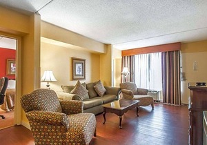2-Star Hotel ∙ Clarion Inn & Suites University Center