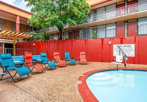 2-Star Hotel ∙ Clarion Inn & Suites University Center