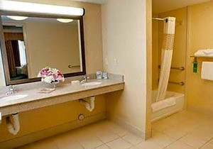 2-Star Hotel ∙ Hampton Inn & Suites Fresno