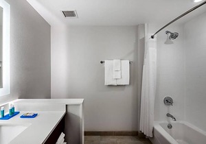 2-Star Hotel ∙ Holiday Inn Express & Suites Santa Ana - Orange County, an IHG Hotel