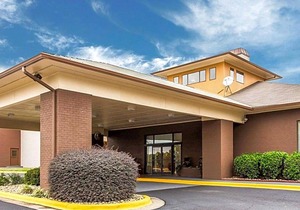 2-Star Hotel ∙ Quality Suites Convention Center - Hickory