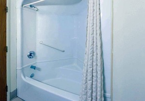 2-Star Hotel ∙ Travelodge by Wyndham Romulus Detroit Airport