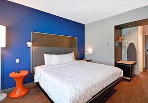 2-Star Hotel ∙ Tru By Hilton Denver, PA