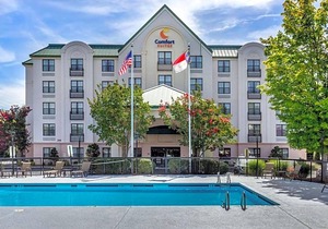 2-Star Hotel ∙ Comfort Suites Hanes Mall