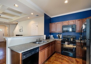 20% OFF Updated 3BR 2.5BTH Townhome - Pet-friendly - Fast WiFi-Driveaway Parking