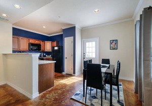 20% OFF Updated 3BR 2.5BTH Townhome - Pet-friendly - Fast WiFi-Driveaway Parking