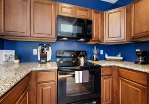 20% OFF Updated 3BR 2.5BTH Townhome - Pet-friendly - Fast WiFi-Driveaway Parking