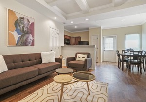 20% OFF Updated 3BR 2.5BTH Townhome - Pet-friendly - Fast WiFi-Driveaway Parking